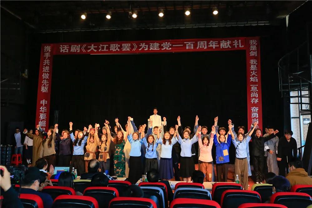 央視《中國文藝報道》欄目采訪百事3平台話劇《大江歌罷》劇組